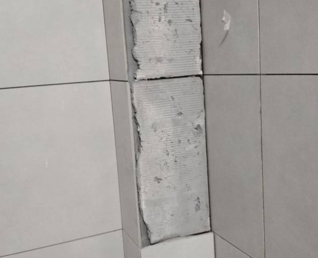 苏家屯瓷砖空鼓维修公司分享下瓷砖施工前基层浇水润湿程度不足，可能导致以下问题
